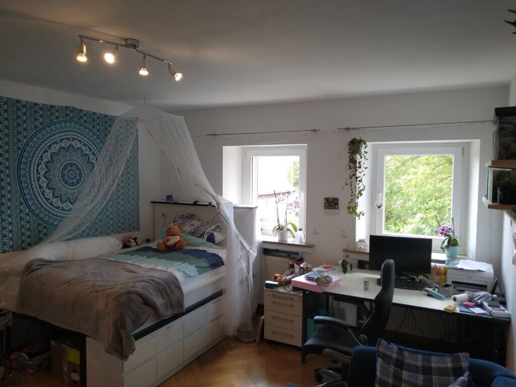 3er WG Berufstätigen-WG Frauen Gießen Kleinlinden Erwachsenden Wohngemeinschaft WG-Zimmer Schreibtisch