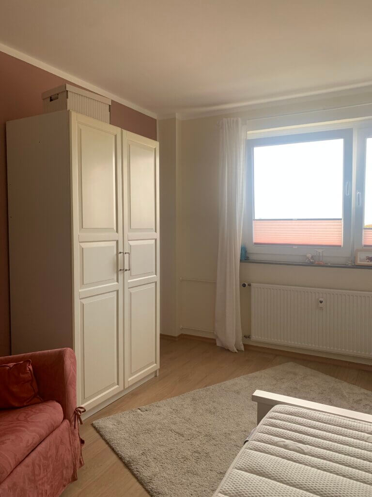 Berufstätigen-WG 2er-WG Zimmer Köln Riehl Rhein möbliert Bett Schrank Sessel