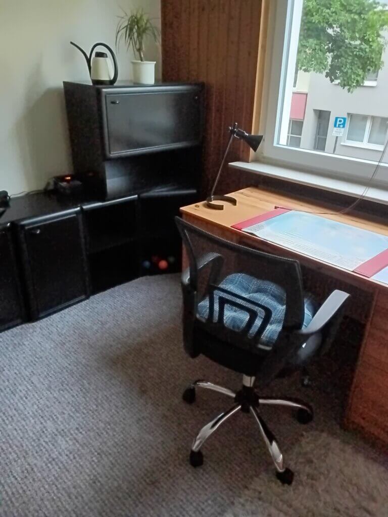 Berufstätigen-WG 2er-WG Zimmer Wohngemeinschaft Köln Zimmer Tisch