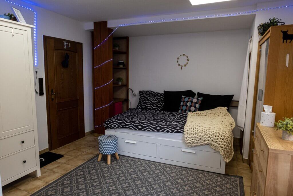 Berufstätigen-WG 3er-WG Wohngemeinschaft Stuttgart Obertürkheim 16 qm Zimmer Bett